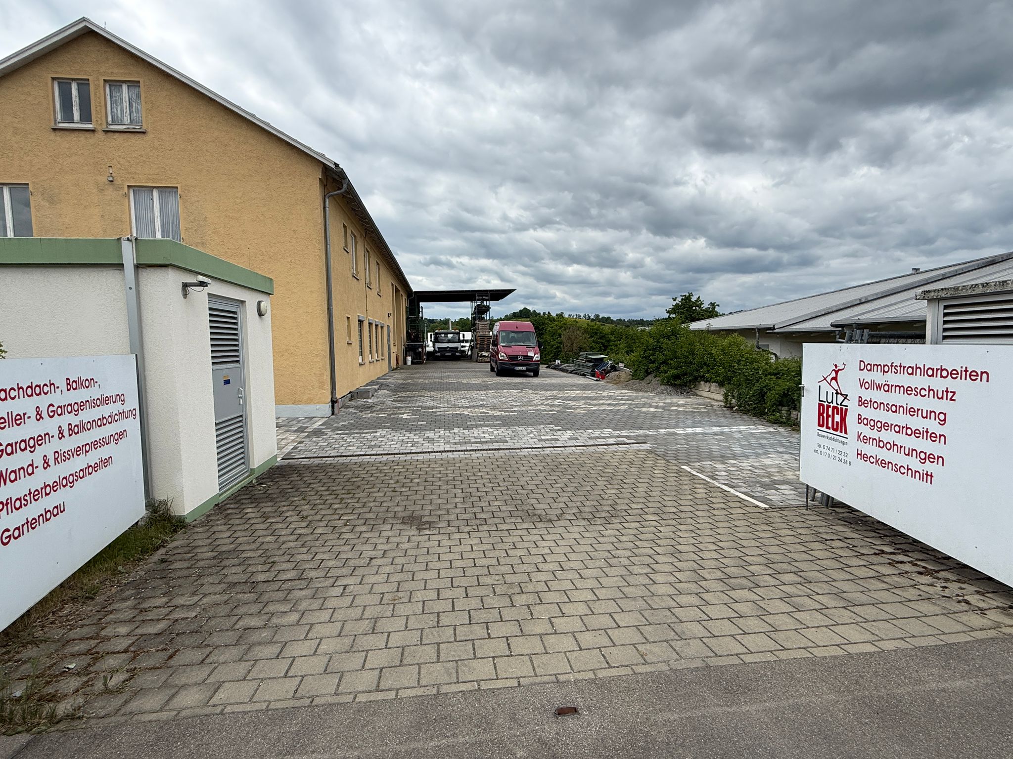 Betriebshof Lutz Beck in der Ermelesstraße, Hechingen – Halle mit Baumaschinen